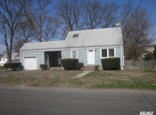 330 N Clinton Ave, Lindenhurst, NY 11757