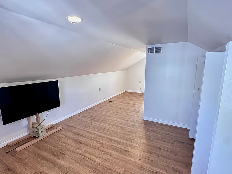 2404 Rowland Ave — Photo 29