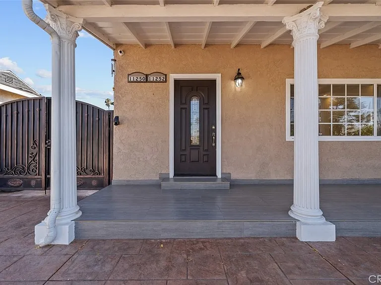 11252 Saticoy St — Photo 31