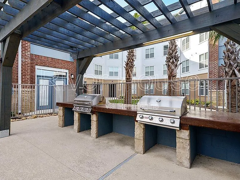 River House Apartments — Photo 9