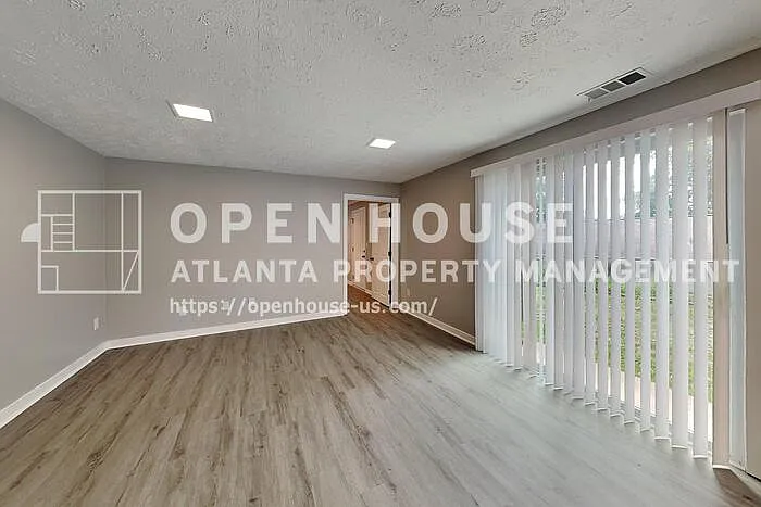 1100 Lake Dr — Photo 8