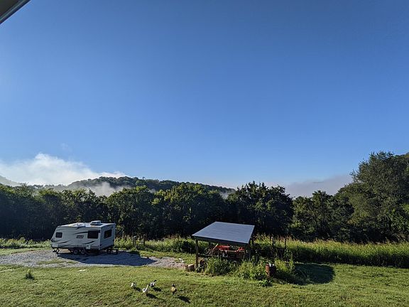 Lean-to with cross ties and stall