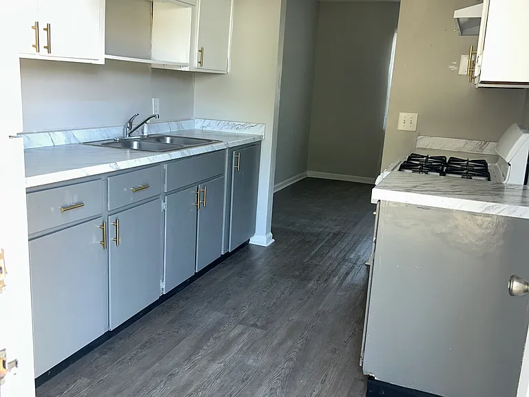 748 Elaine St — Photo 4