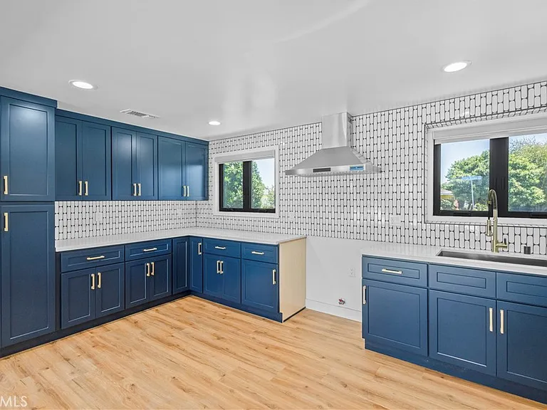 9519 La Reina Ave — Photo 12
