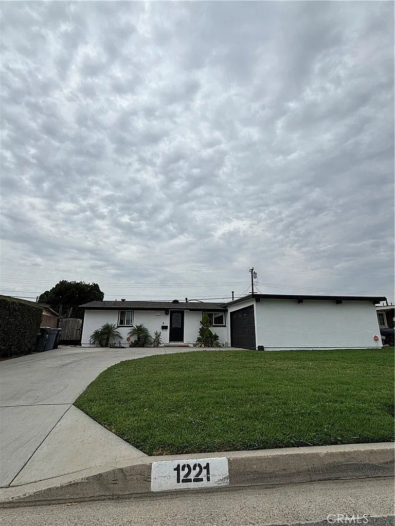 3 bed, 1175 sqft, $3,900 — Photo 2