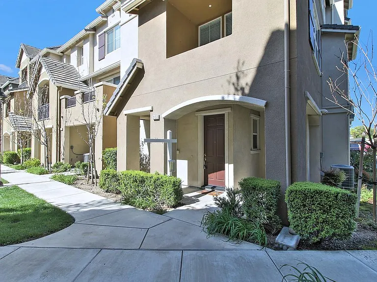 2152 Sheffield Dr — Photo 1