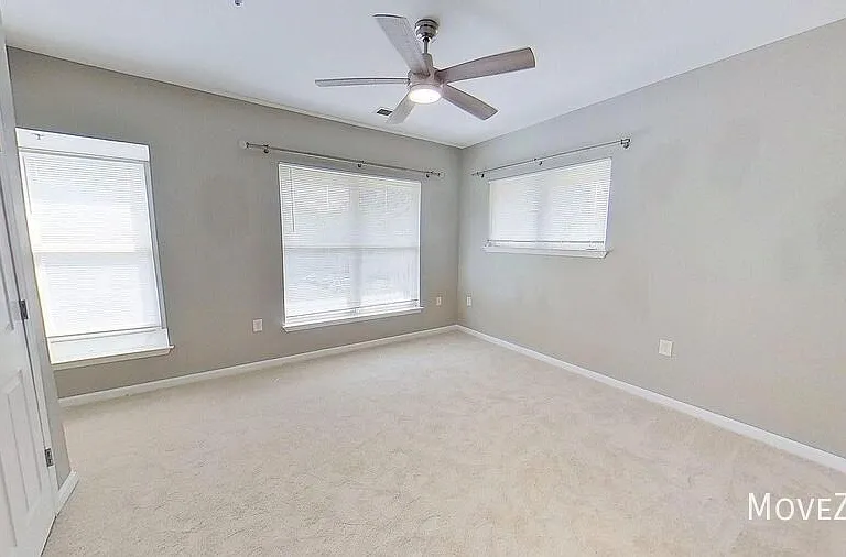 526 E 9th St — Photo 37