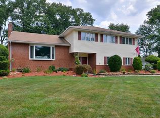 10 Stag Trl, Fairfield, NJ 07004