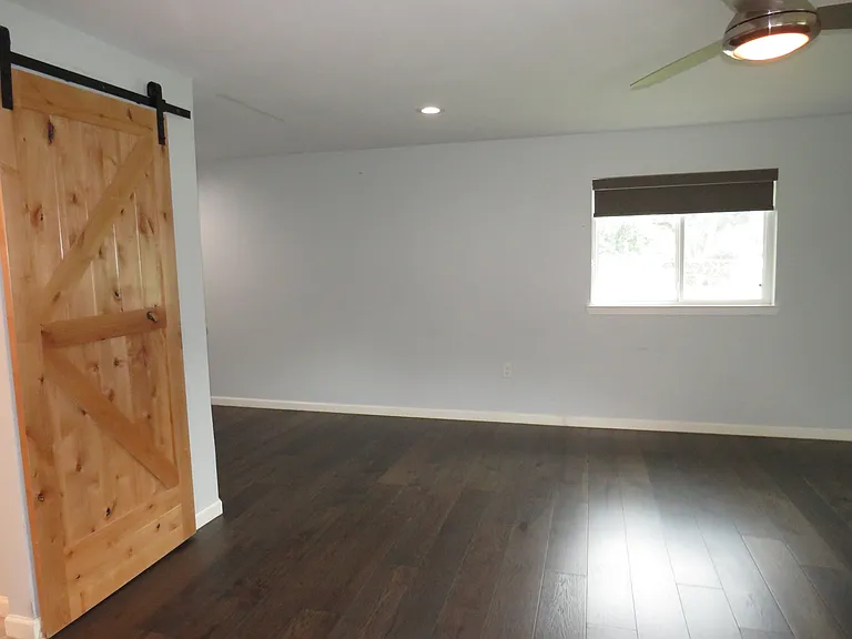1026 Thomas St — Photo 28