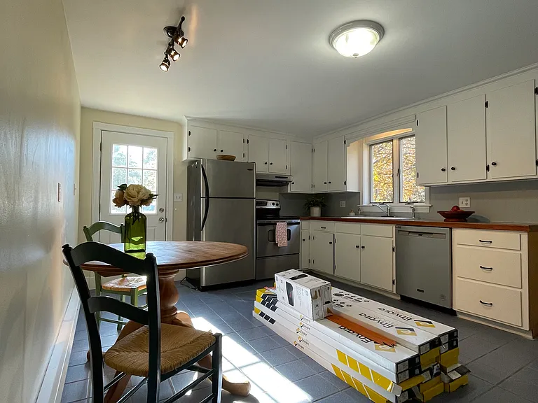 585 Walnut Hill Rd — Photo 6