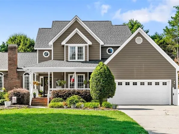 1210 Suncrest Dr, High Point, NC 27265