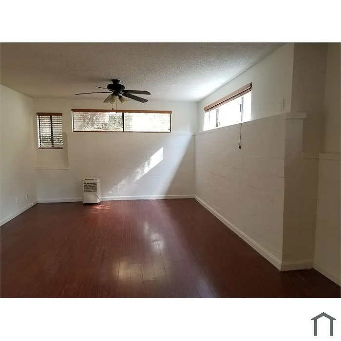 Building Photo - 820 W 93rd St #4