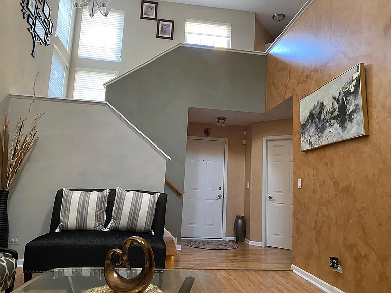 2424 Lexington Ln — Photo 4