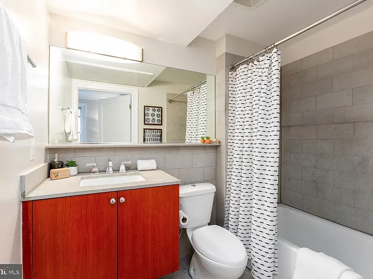 1121 24th St NW #307 — Photo 14