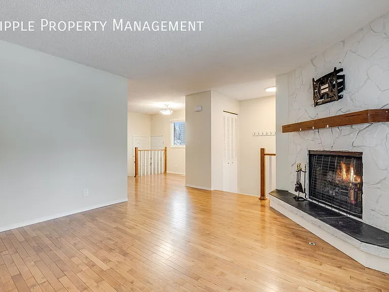 63 Woodglen Close SW #UPPER — Photo 7