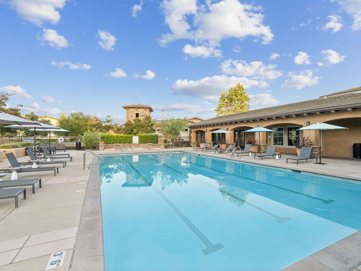 Hollister Village — Photo 2