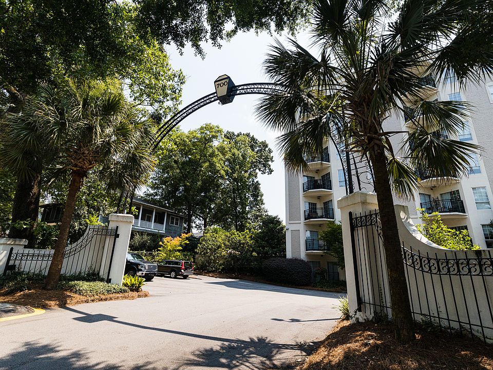 Welcoming Entry at 700