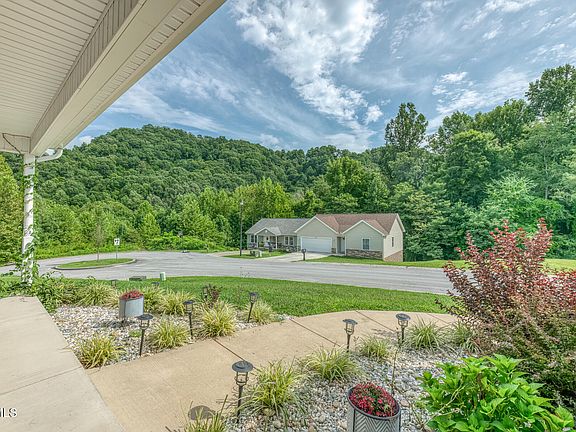 4th image of 211 Brighton Pl