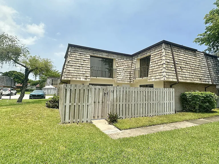 173 Lake Arbor Dr — Photo 2