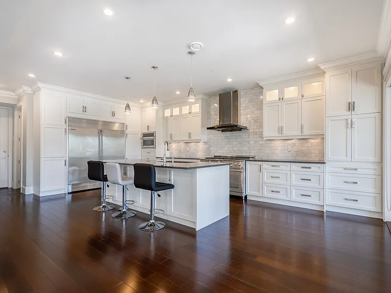 3930 Bayridge Ave — Photo 3
