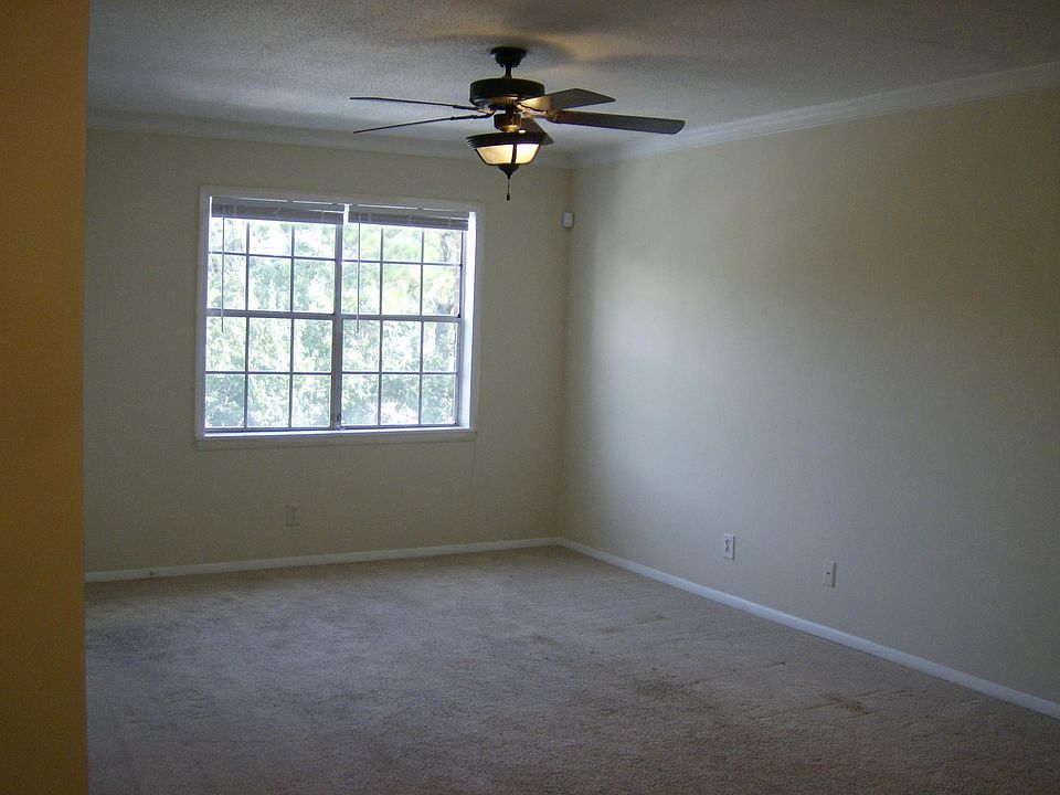 Spacious living room dining room combination w/ceiling fan.