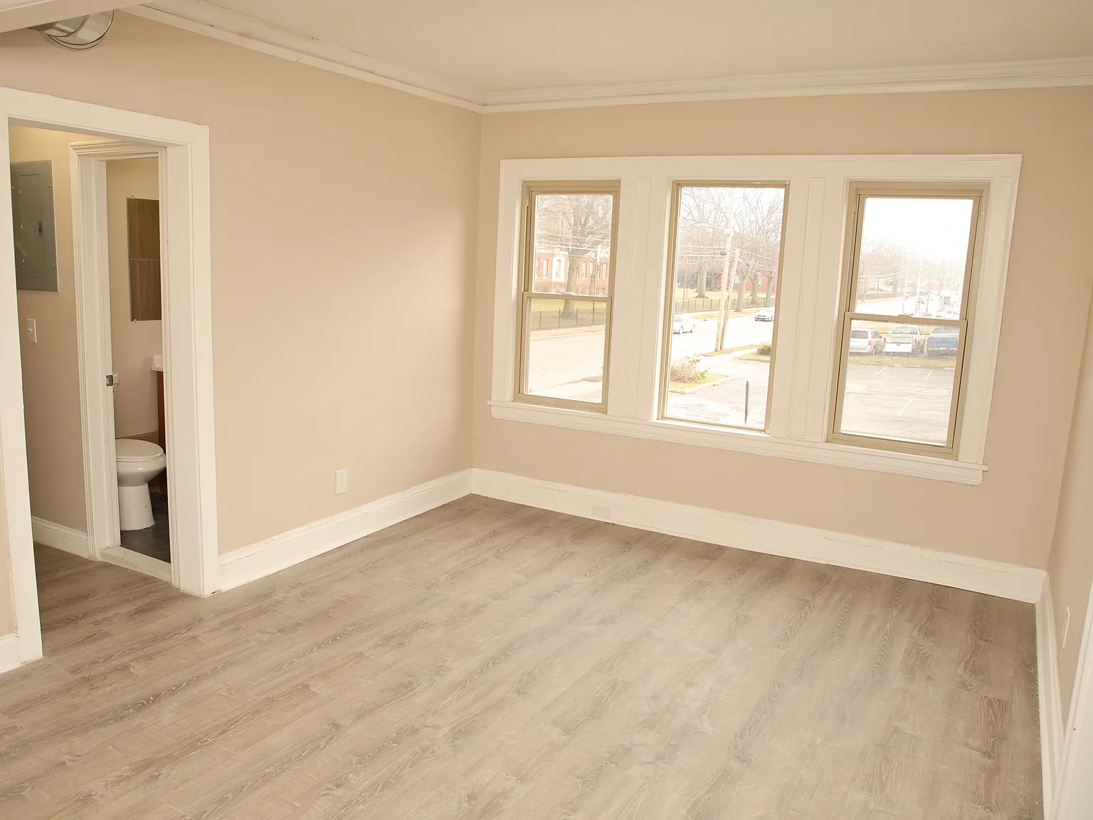 Noble Tudor Apartments — Photo 4
