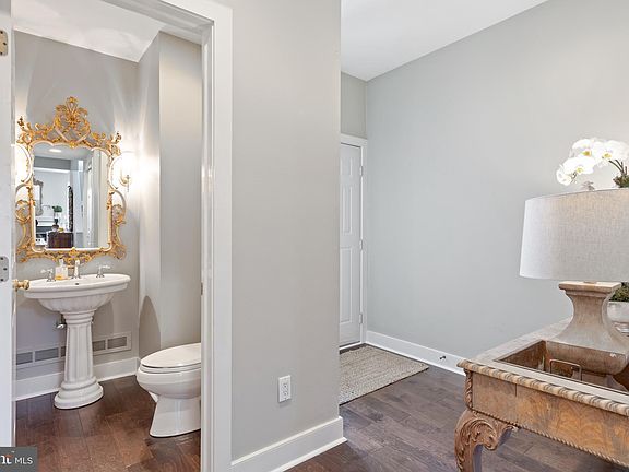 5th image of 37 Greythorne Woods Cir