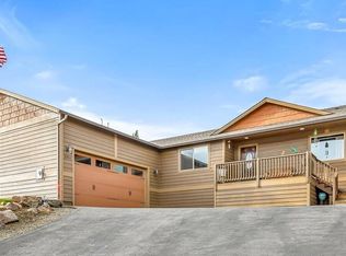 584 N Heights Dr, Eagle Point, OR 97524