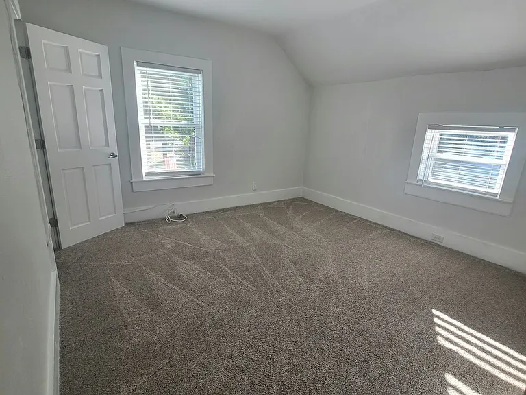 Upstairs bedroom (1)