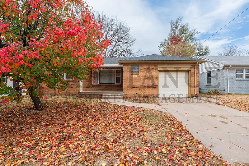 933 S Apache Dr