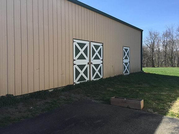 The barn is NOT included in the rent, but a storage room in the barn is available for an extra $40 per month.