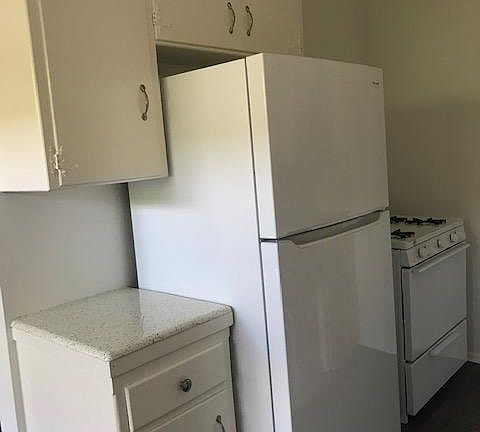 2nd image of 953 6th St APT 8