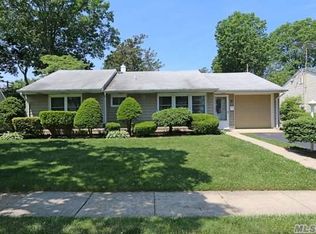 18 Robert Rd, Glen Cove, NY 11542
