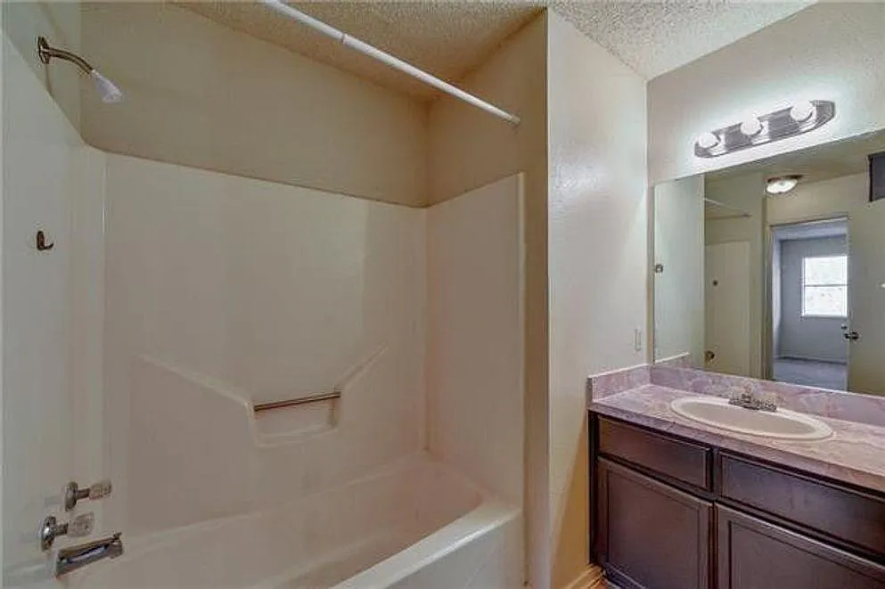 2 bed, 939 sqft, $1,150 — Photo 2