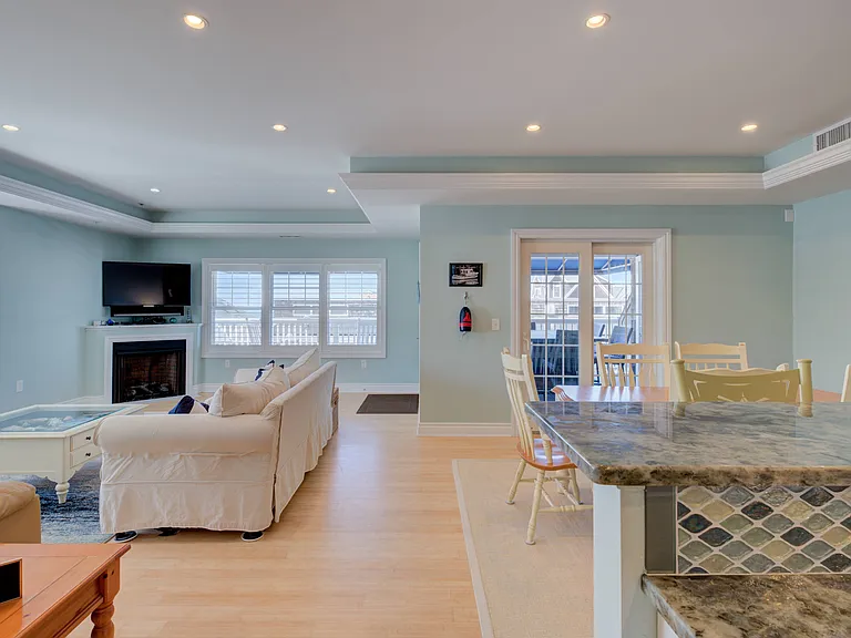 124 Bay St #R2 — Photo 6