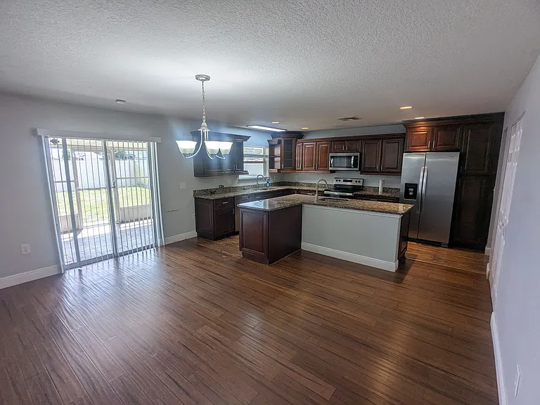 1628 Strathmore Cir — Photo 16