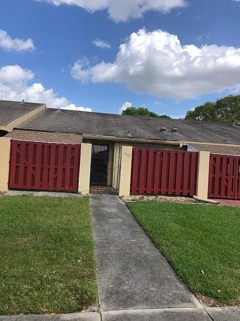 1082 Pelham Ct