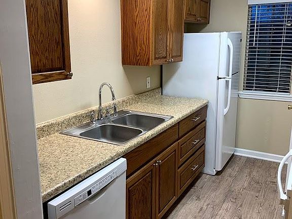 3rd image of 910 N Park St APT 958