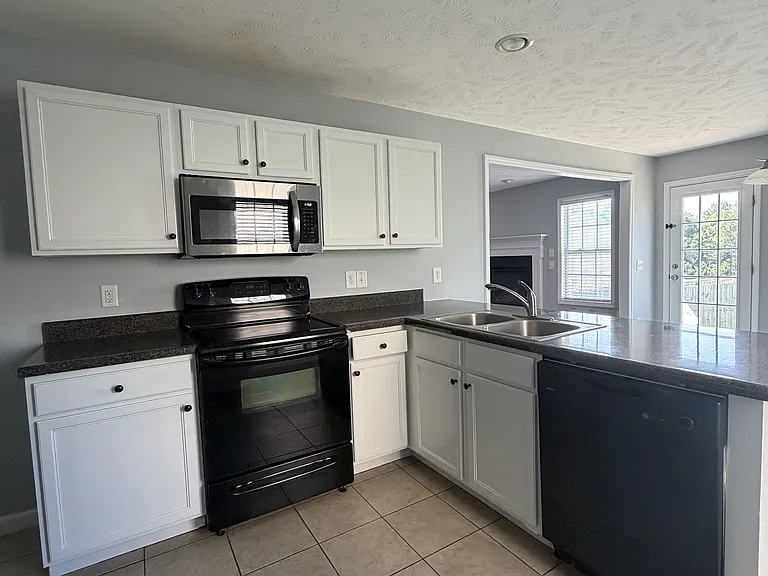 106 Boston Hbr — Photo 11