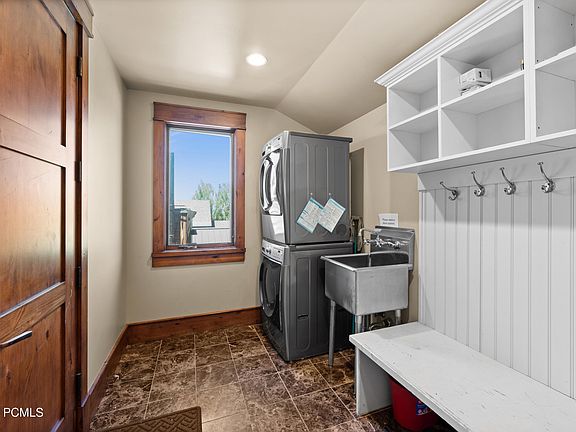 4th image of 320 Woodside Ave