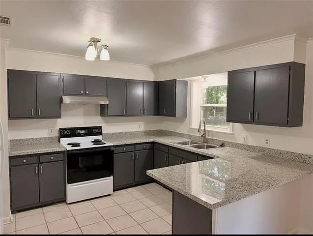 3 bed, 1.0 bath, 1722 sqft, $1,600 — Photo 2