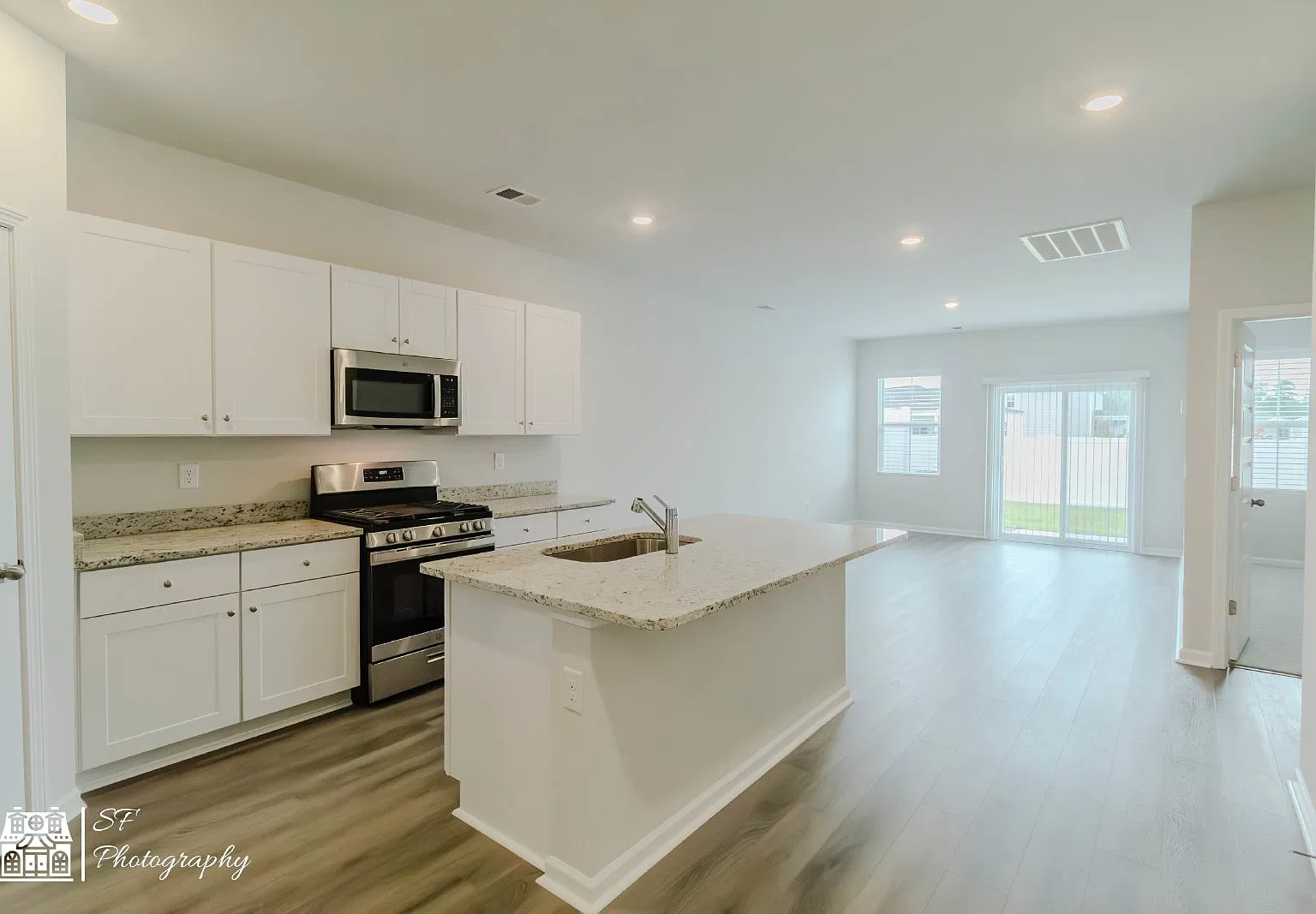 3 bed, 3.0 bath, 1500 sqft, $2,045 — Photo 4