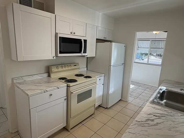 618 E Clarendon Ave #A — Photo 2