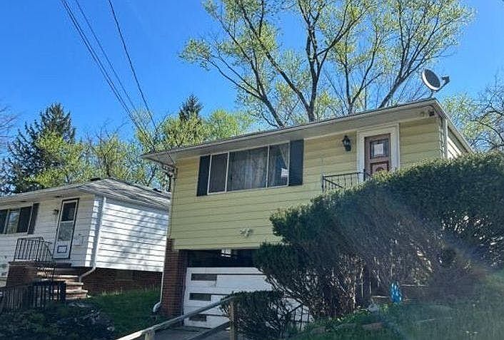 2nd image of 14421 Maple Ave