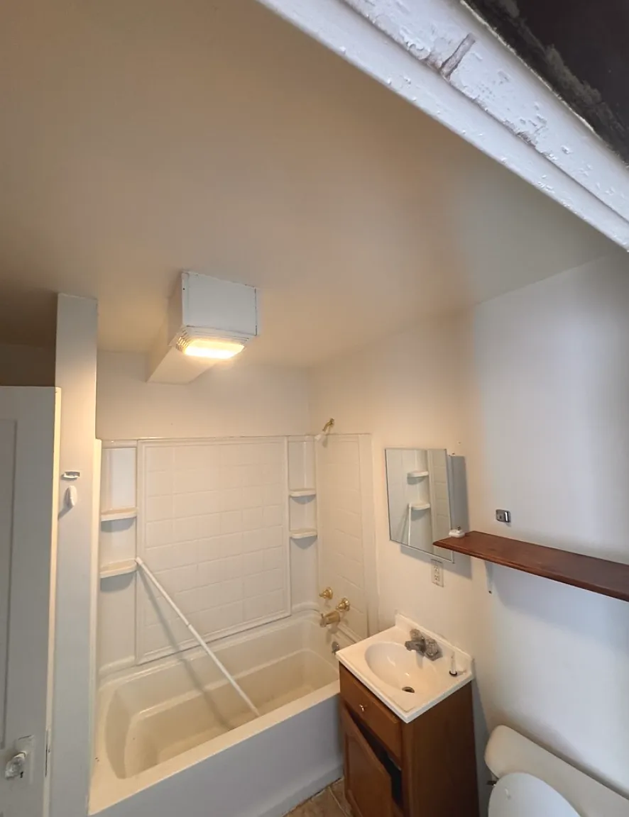 6 bed, 2700 sqft, $2,300 — Photo 2