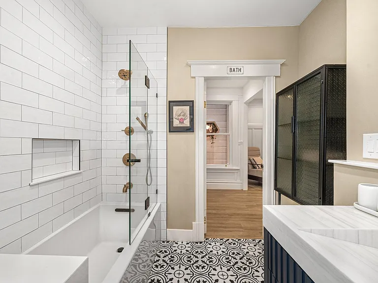 224 Lexington St — Photo 28