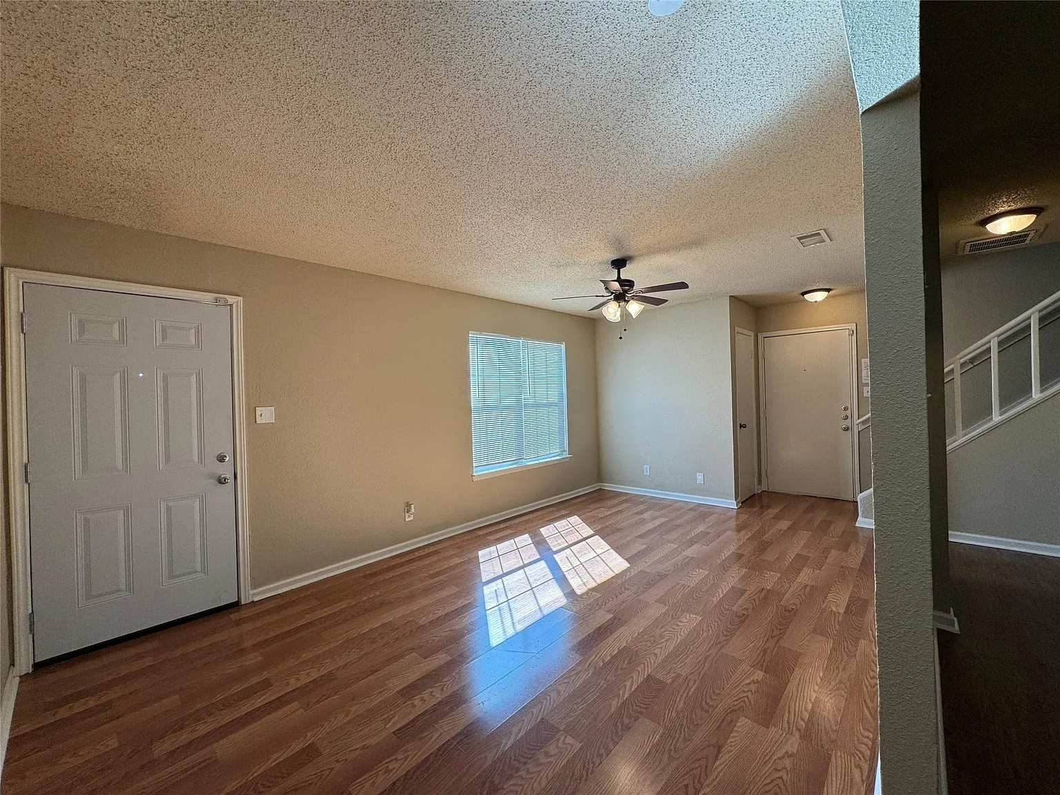 2 bed, 1.5 bath, 902 sqft, $1,358 — Photo 4