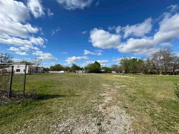 614 E Carson St, Cushing, OK 74023