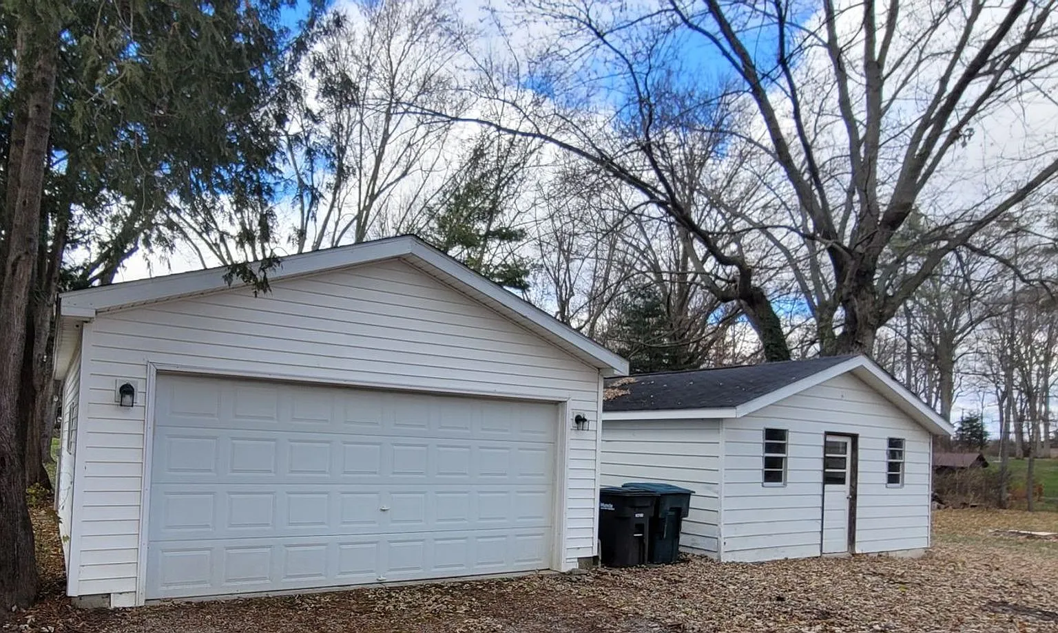 Shaded lot in Yorktown over half an acre and 2 garages. — Photo 3