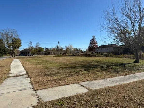 2441 Lamanche St, New Orleans, LA 70117